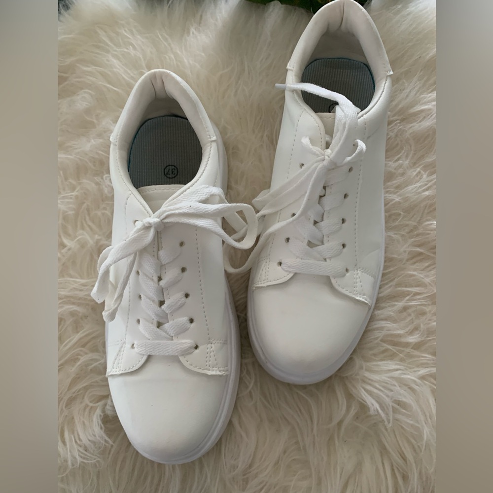 Women’s white sneakers size 6 - Picture 5 of 5